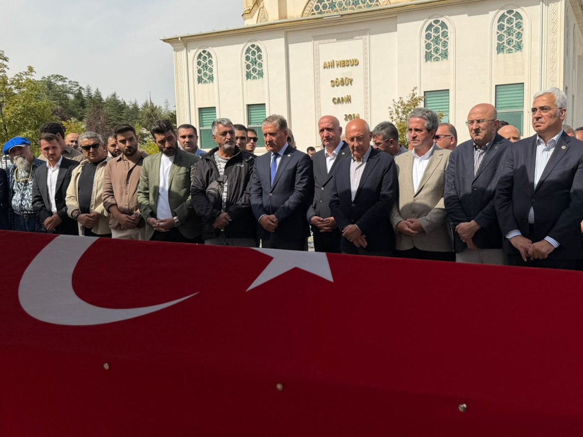 AvAliDvrmAn's tweet photo. Murat Emir: “Emekli polis memuru Ali Şekeroğlu’nu bugün son yolculuğuna uğurladık

Geride gözü yaşlı iki evlat ve bu düzenin sahiplerinin boynunda asla silinmeyecek bir vebal kaldı” https://t.co/5W727TGj3N