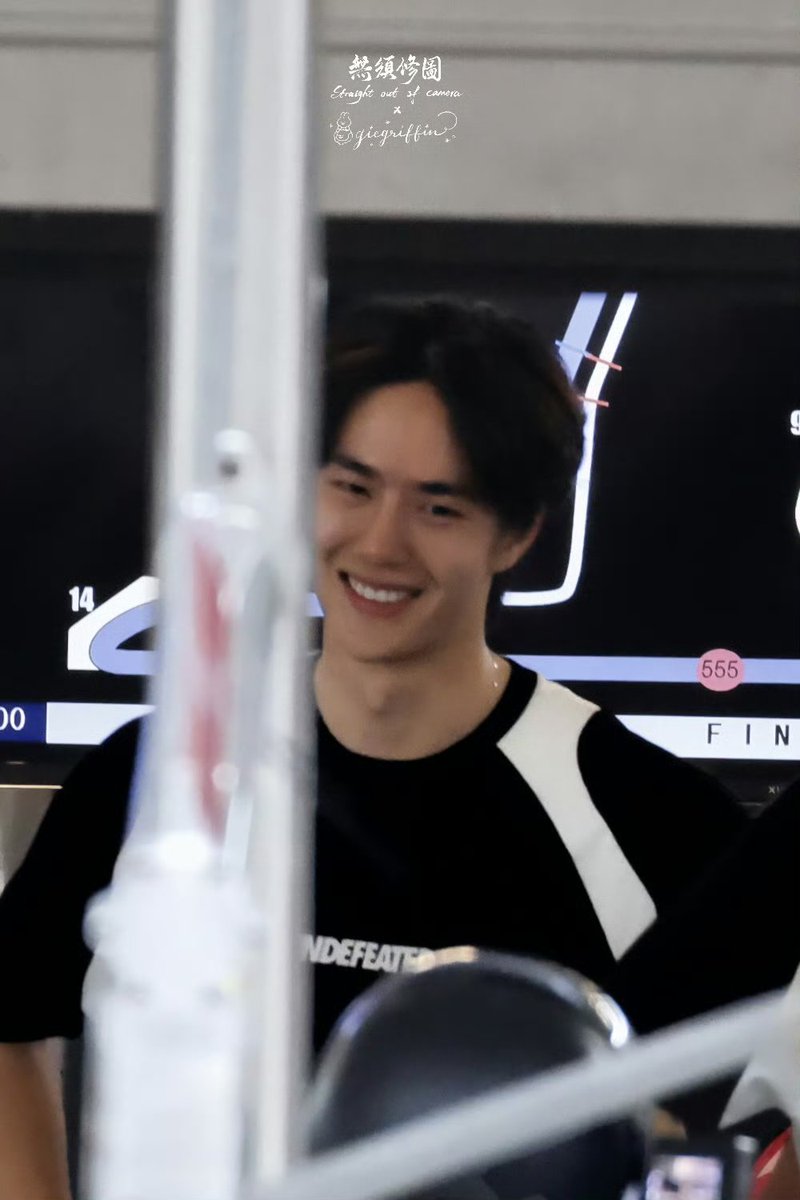 phukanandkan's tweet photo. อร๊ายยยยยยย! พี่ 85 น่ารักมากกกกก แจก 🫰 ด้วยยย ยิ้มโค่ดน่ารักเลยยย ป้าใจละลายยย.. https://t.co/lvIk7dzIfD