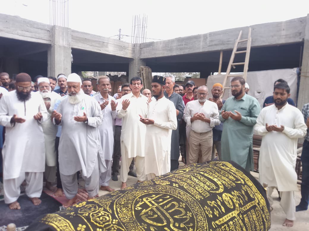 MQMPKOfficial's tweet photo. ایم کیو ایم پاکستان کے سینئر مرکزی رہنماؤں سید امین الحق، وسیم اختر، کیف الوری، احمد سلیم صدیقی، وسیم آفتاب، سلیم تاجک سمیت مختلف شعبہ جات کے ذمہ داران و اراکین نے مرکزی شعبہ اطلاعات ویڈیو سیکشن کے انچارج محمد شہزاد کی نمازِ جنازہ میں شرکت کی۔
#MQMPakistan https://t.co/nHAhyPdOoW