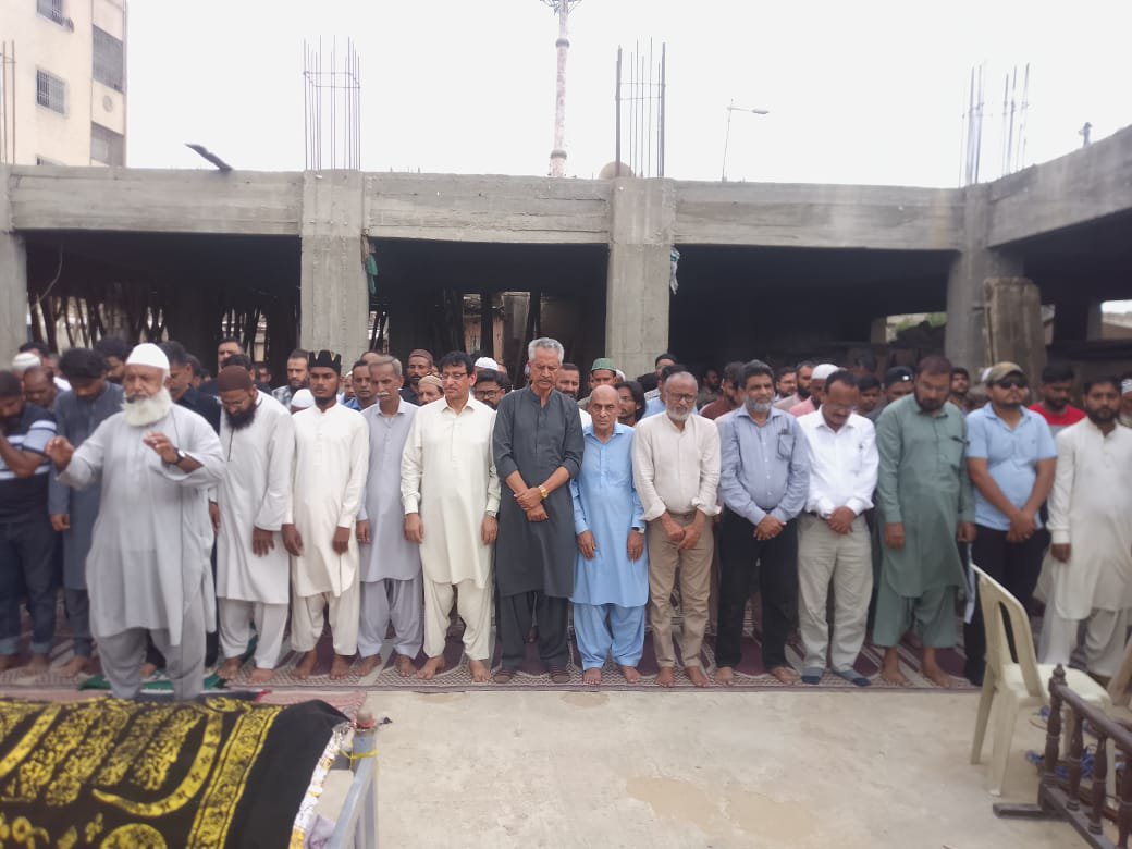MQMPKOfficial's tweet photo. ایم کیو ایم پاکستان کے سینئر مرکزی رہنماؤں سید امین الحق، وسیم اختر، کیف الوری، احمد سلیم صدیقی، وسیم آفتاب، سلیم تاجک سمیت مختلف شعبہ جات کے ذمہ داران و اراکین نے مرکزی شعبہ اطلاعات ویڈیو سیکشن کے انچارج محمد شہزاد کی نمازِ جنازہ میں شرکت کی۔
#MQMPakistan https://t.co/nHAhyPdOoW
