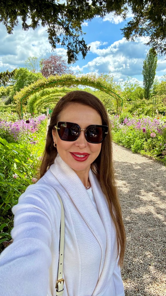 JcCreer6a's tweet photo. تبدو زيارة متحف الانطباعية في جيفرني كأنها دخول إلى عالم ألهم روائع كلود مونيه، حيث تروي القاعات والحدائق قصة الضوء واللون والإبداع، وبالقرب منها كنيسة هادئة يرقد فيها الفنان. https://t.co/LK4h7pRA4G