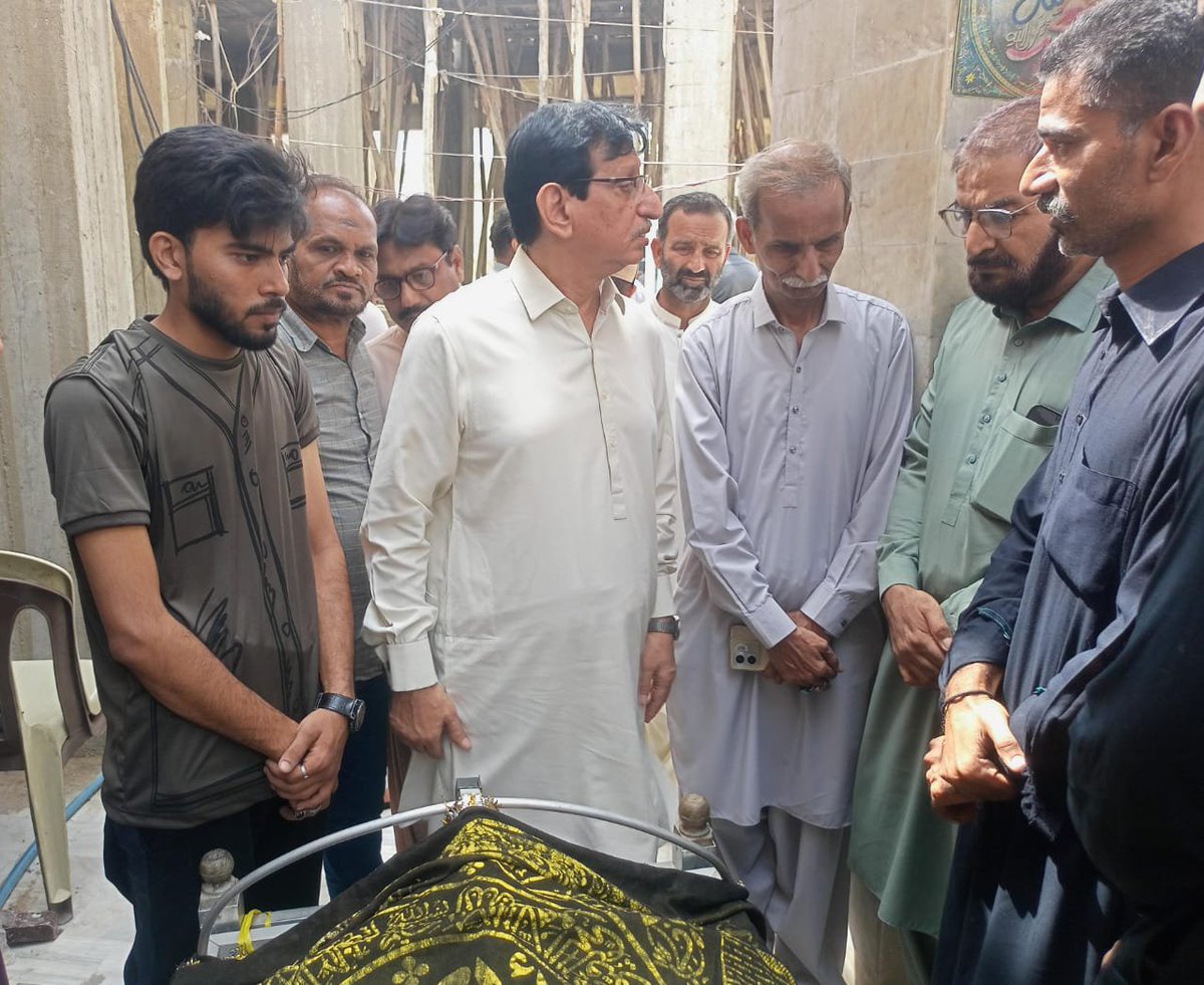 MQMPKOfficial's tweet photo. ایم کیو ایم پاکستان کے سینئر مرکزی رہنماؤں سید امین الحق، وسیم اختر، کیف الوری، احمد سلیم صدیقی، وسیم آفتاب، سلیم تاجک سمیت مختلف شعبہ جات کے ذمہ داران و اراکین نے مرکزی شعبہ اطلاعات ویڈیو سیکشن کے انچارج محمد شہزاد کی نمازِ جنازہ میں شرکت کی۔
#MQMPakistan https://t.co/nHAhyPdOoW