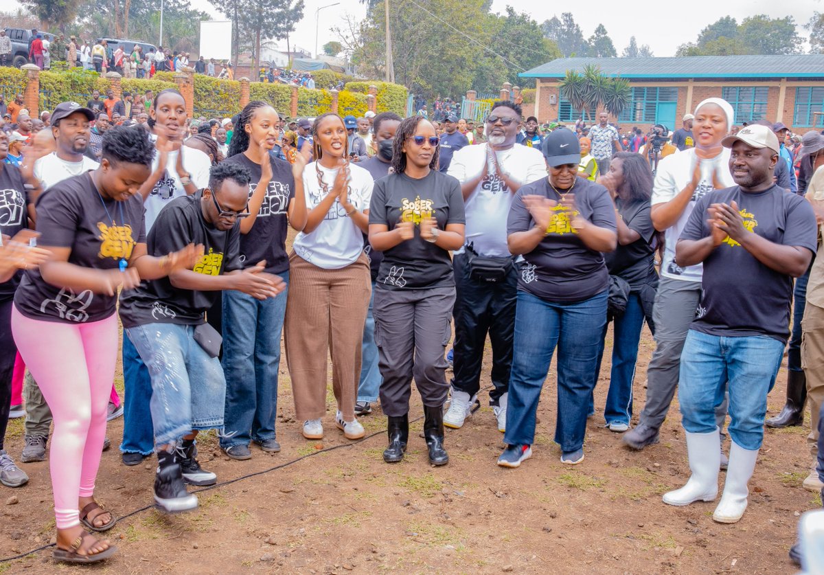 GenderMonitorRw's tweet photo. Nyuma y'umuganda abayobozi n'abakozi ba GMO bifatanyije n'abaturage mu biganiro byibanze ku kubaka umuryango  ushoboye kandi utekanye,kurwanya ihohotera rishingiye kugitsina , kwimakaza ihame ry'uburinganire no kurwanya inzoga zitujuje ubuziranenge.
#RengeraUmuryango
#SoberGen https://t.co/IvLyUBXk3R