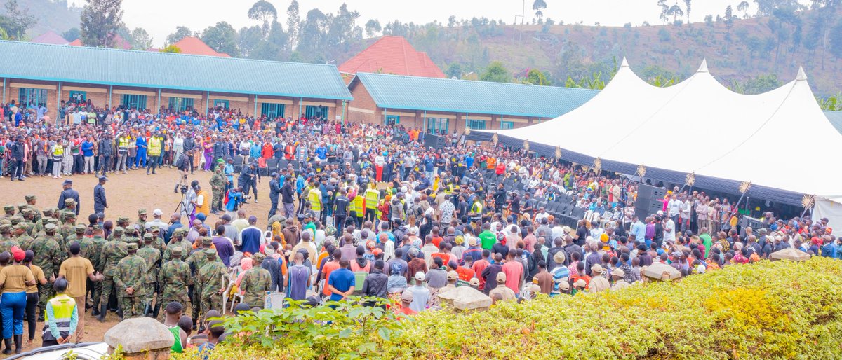 GenderMonitorRw's tweet photo. Nyuma y'umuganda abayobozi n'abakozi ba GMO bifatanyije n'abaturage mu biganiro byibanze ku kubaka umuryango  ushoboye kandi utekanye,kurwanya ihohotera rishingiye kugitsina , kwimakaza ihame ry'uburinganire no kurwanya inzoga zitujuje ubuziranenge.
#RengeraUmuryango
#SoberGen https://t.co/IvLyUBXk3R