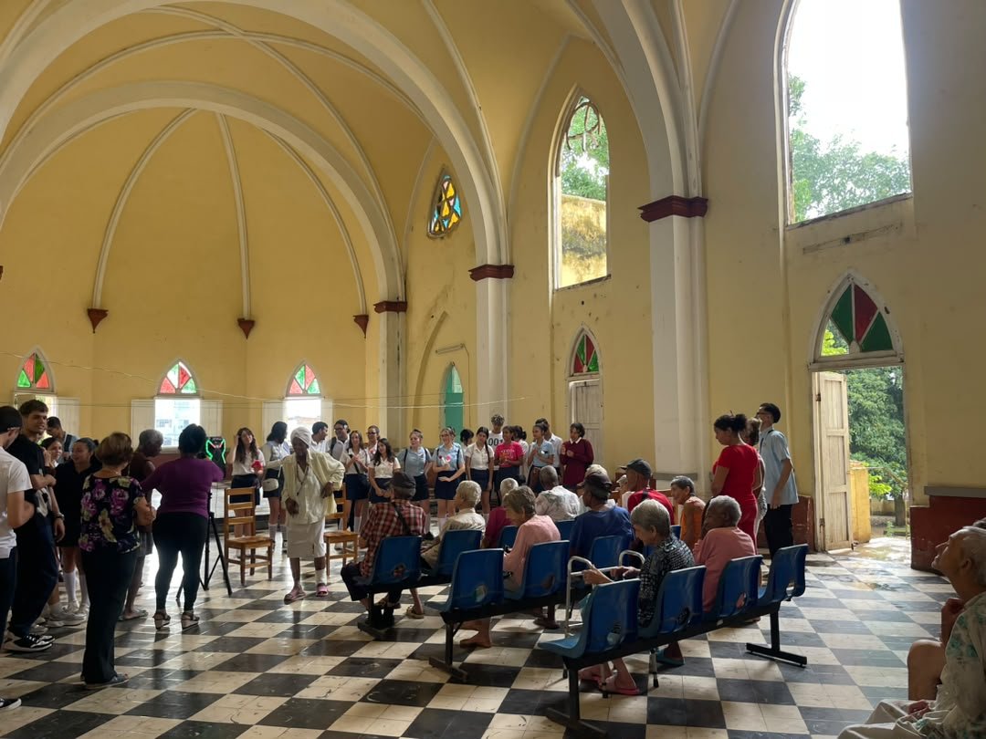 FarfanPina's tweet photo. Estudiantes del IPU Honorato del Castillo Cancio visitan el hogar de ancianos.Disfrutan de lo lindo todas las generaciones.Felicidades  a ese colectivo pedagógico.
#SanctiSpíritusEnMarcha 
#CubaMinef
@DeivyPrezMartn1 
@AlexisLorente74 
@YosvanyRodrgu11 https://t.co/CYlJ1Pz57a