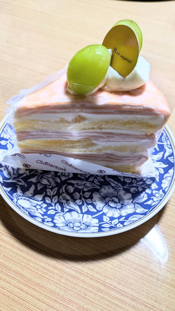 Moririn55S's tweet photo. セルフで夢を現実化 😂  ̖́-
お誕生日ケーキ買ってきた- ̗̀ 🎂  ̖́-
🍑のミルクレープと上に乗ってたシャインマスカット美味しかった♥️ https://t.co/aWxOx6TKdM