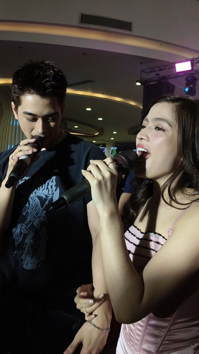 TeamGeLexOFC_'s tweet photo. Hello there, GeLex!

Proof that when GeLex does things together, it’s always a lit!

GELEX LONG AWAITED
#GeLexMagicHitsNaga https://t.co/Dfb7PyfvoT