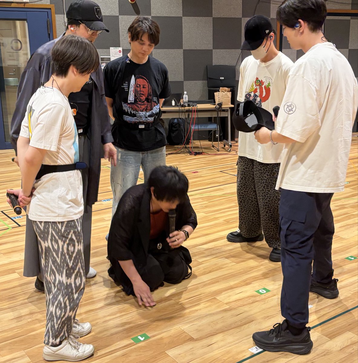 takayakuroda's tweet photo. 40分遅刻して来た岩崎諒太くんを、誰一人責める事なく、輪になって、笑顔で迎えて、明るく楽しくリハーサルしている風景です！🤣🤣🤣😎😎😎🎤🎤🎤🌺🌺🌺🌟🌟🌟 https://t.co/fSNwcNrtW2