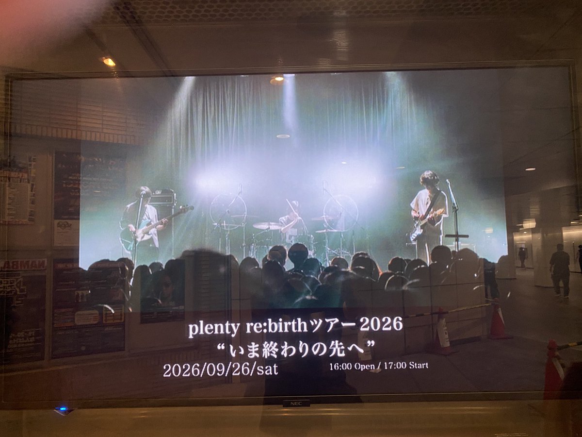tackgy's tweet photo. 今宵はplenty へ。Tシャツ持ってないから、cinemaの箱庭Tで参戦。

cinema解散でこのところ堕ちてたけど、今日plenty観れて本当に良かった。

すべては、曲の力やと思った。

今夜の江沼のように「ただいまー」で喝采を浴びるcinemaを待つ。

おかえりplenty
待ってたよcinema
＃plenty
＃cinemastaff https://t.co/tiap4UvkWu