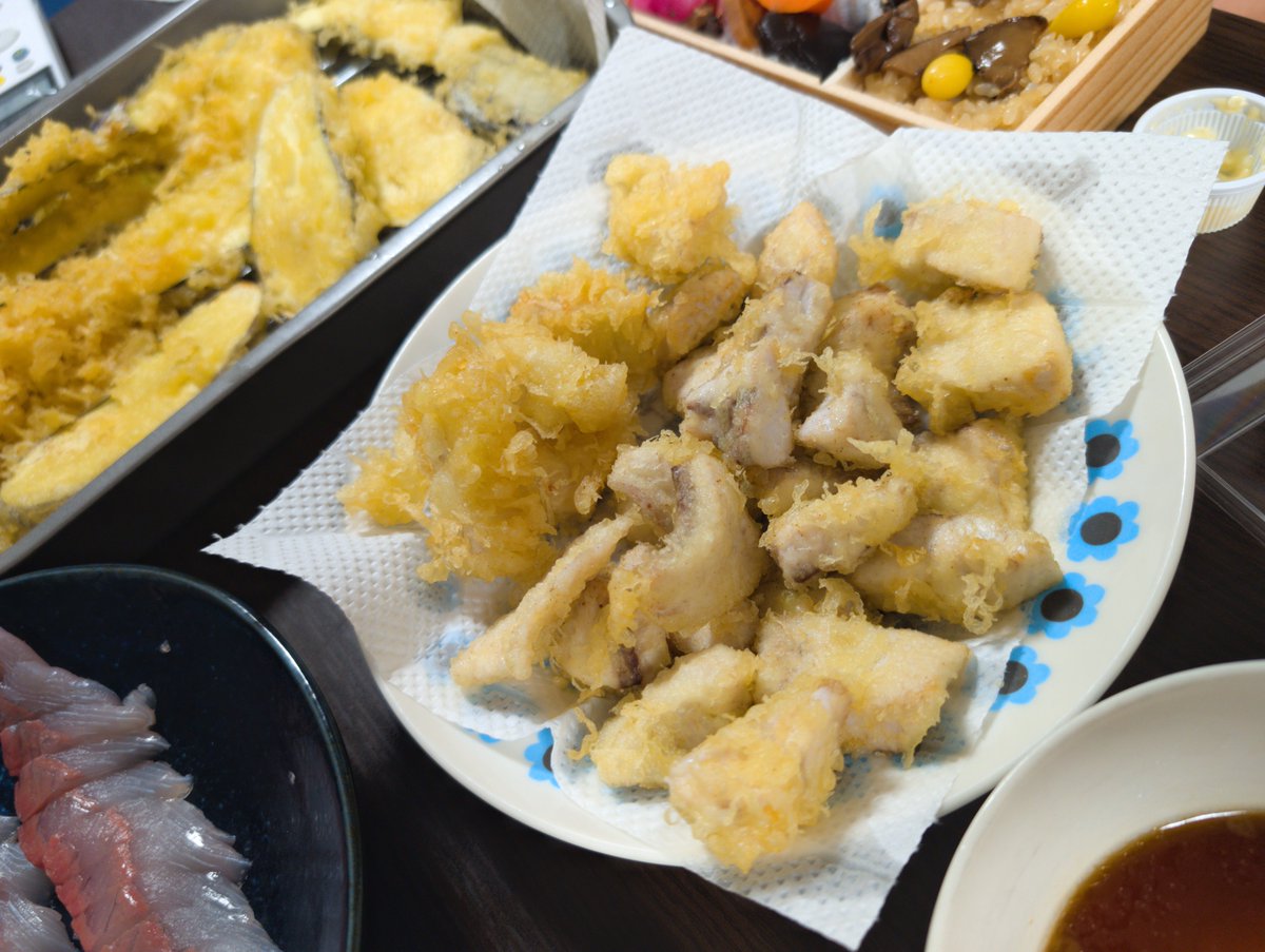 Tenta_Tender's tweet photo. 昨日のこしょこしょはですね…
こうなりました！！🐟️✨️

見習���アシスタントくんに捌くの手伝ってもらいつつ、お土産にもらった醤油をつけて美味しくいただきましたとさ😋

個人的にはショゴの天ぷらがうまかった https://t.co/COY8hRphBJ