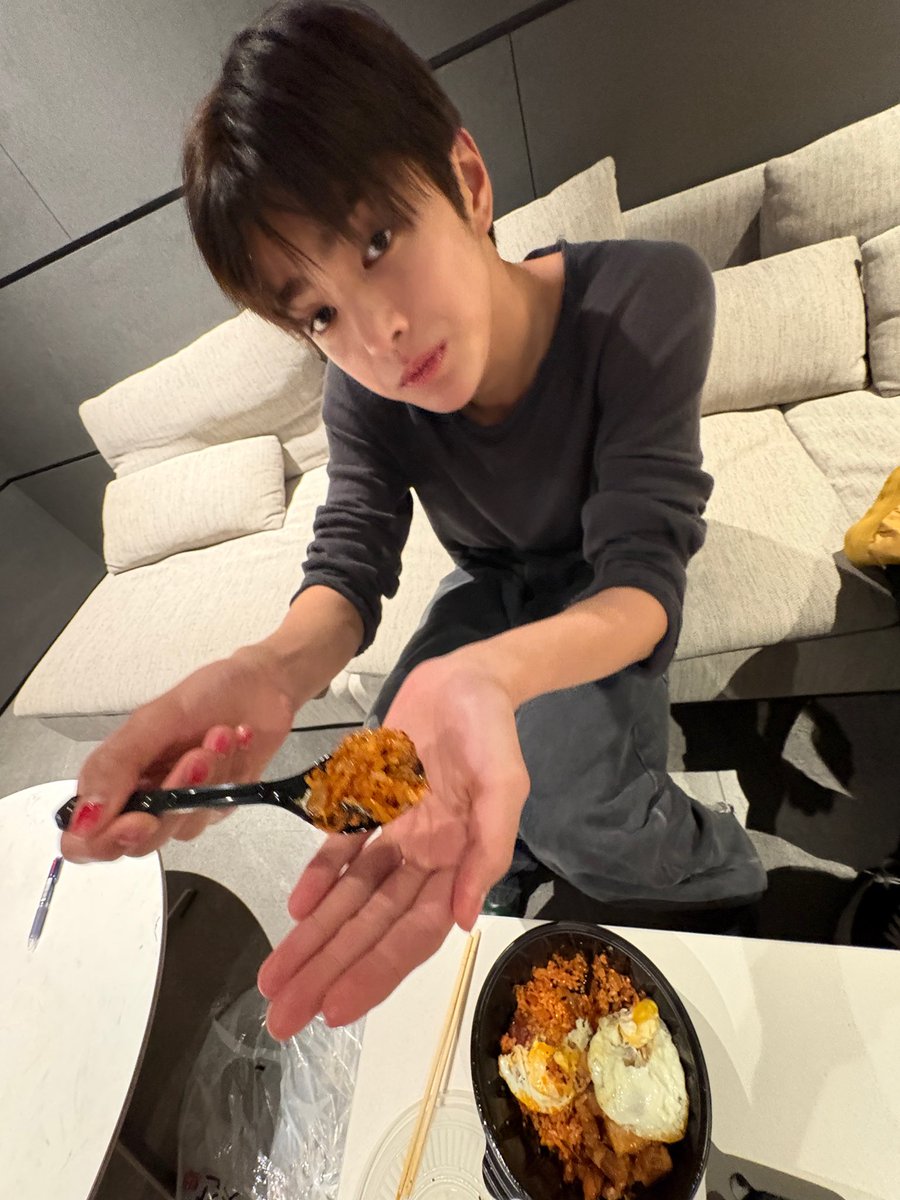 AnKono214's tweet photo. 아니 내 아들새끼

침대에 누워서 자고있는데
지 김치볶음밥 존나 잘 만들었다고 제발 맛 보라고
사정사정하네
침대에 떨어트릴까봐 소리 졸라 질렀더니 잠이 확 깬다 https://t.co/52QF8GKr8R