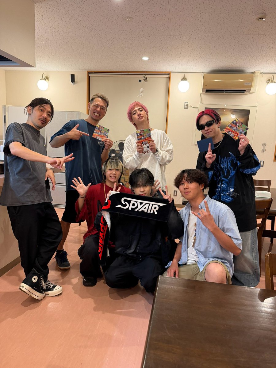 DOPERS_official's tweet photo. 【🔥JUST LIKE THIS 2026🔥】

今年も見に行かせていただき
2nd E.P"奪解エモーション"をお渡しさせていただきました！😭

ありがとうございました！！！！
 #SPYAIR  #JLT2026 https://t.co/DIwAz47cfc