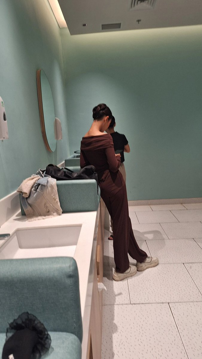 KapudS640's tweet photo. Sebenernya orang-orang ini ngerti gak sih nursery room itu buat apa? 😭

Sepi bukan berarti kalian bisa pake buat makeup, Mbak.

Waktu gue masuk mau ganti pampers anak, tiba-tiba semua tray buat ganti pampers malah dipenuhin tas + cewek-cewek yang lagi makeup.

Gue bilang permisi baru dikasih tempat.

Terus pas ada parents lain masuk, baru satu cewek lagi keluar.

Dan parahnya, orang-orang ini ngotorin juga, terus dibiarin gitu aja.

Ini kejadian di 23 Mall. 😭