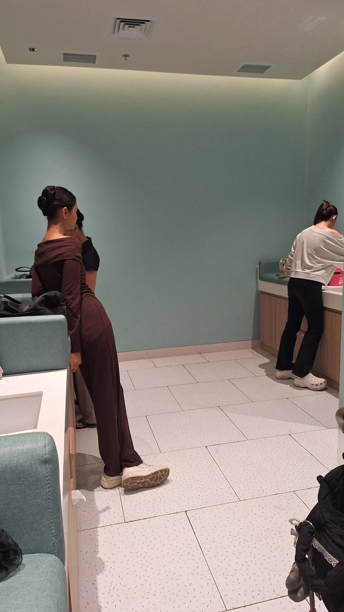 KapudS640's tweet photo. Sebenernya orang-orang ini ngerti gak sih nursery room itu buat apa? 😭

Sepi bukan berarti kalian bisa pake buat makeup, Mbak.

Waktu gue masuk mau ganti pampers anak, tiba-tiba semua tray buat ganti pampers malah dipenuhin tas + cewek-cewek yang lagi makeup.

Gue bilang permisi baru dikasih tempat.

Terus pas ada parents lain masuk, baru satu cewek lagi keluar.

Dan parahnya, orang-orang ini ngotorin juga, terus dibiarin gitu aja.

Ini kejadian di 23 Mall. 😭