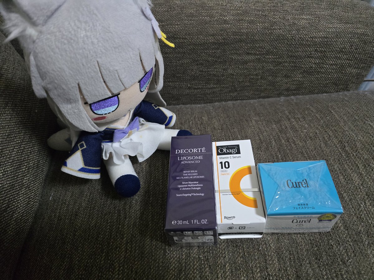 poteto123451's tweet photo. 今日の買い物。
秋葉原で信濃のアクスタ買ってきて、美容液とかは気になってたのを買ってきました。 https://t.co/POu1y6AlaC