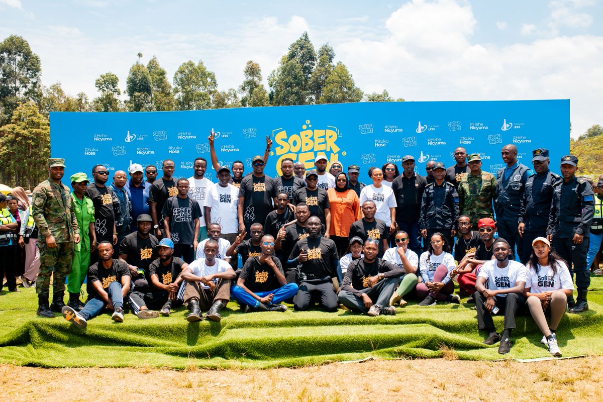Unity_MemoryRw's tweet photo. "Umuryango utekanye ni yo soko ya byose. Icyo bivuga ni uko umuryango utekanye uba ufite ubuzima bwiza, imibereho myiza, ubukungu, iterambere, wishoboye. Umuryango ntushobora gutekana no kugira imibereho myiza igihe umwe mu bawugize cyangwa bose bafite ikibazo cyo gutakaza indangagaciro. Kimwe muri byo ni ugusabikwa n’ubusinzi buturuka ku nzoga zitujuje ubuziranenge zizwi nk’Ibyuma n’izindi zose. Icyuma murakizi? Icyuma kirakata, kiratema, kiraca, bivuze ko n’iyo kigiye mu mubiri w'umuntu kirawuca, gica umwijima, gica impyiko, gica igifu, byose birashira."

"Kurwanya ibyuma ni igitego tugomba gutsinda, ntabwo ari amahitamo, ni inshingano. Tubifate nk’ibyacu kuko ni twe bifitiye inyungu."

Ubutumwa Minisitiri @DrDamascene yahaye abaturage nyuma y'Umuganda, ku kibuga cy'Urwunge rw'Amashuri rwa Muhari, mu Murenge wa Gihundwe, Akarere ka @RusiziDistrict.

#SoberGen
#HeheNicyuma