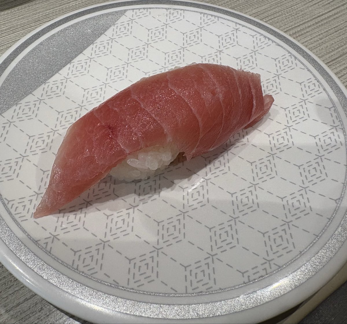 EsoCBWYurELWAPx's tweet photo. 濃厚な旨みと甘みの「うにつつみ」が100円（税込110円）

マグロ1尾から数%しか取れない＂はらみ＂を大切りでご提供する「大切りまぐろはらみ」を100円（税込110円）で販売しますと聞いて行って来ました😋
#はま寿司 https://t.co/3VEcD5UE4E