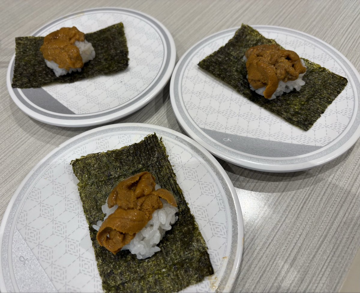 EsoCBWYurELWAPx's tweet photo. 濃厚な旨みと甘みの「うにつつみ」が100円（税込110円）

マグロ1尾から数%しか取れない＂はらみ＂を大切りでご提供する「大切りまぐろはらみ」を100円（税込110円）で販売しますと聞いて行って来ました😋
#はま寿司 https://t.co/3VEcD5UE4E