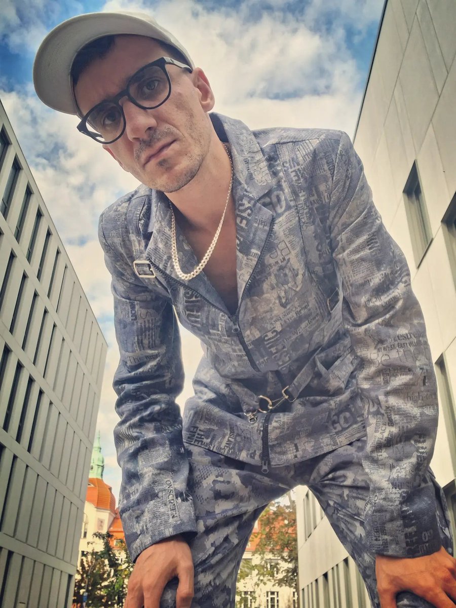 ErikLeuthaeuser's tweet photo. New outfit by @pokretconceptstore 😎 (Go visit their store if you're ever in Belgrade!) Recently played a solo gig at Charité at Fast Track City Summit @vaterblut and then also @konstantinosyann joined and played some music. ♥️🥰🫶

#vocalist #jazzvocalist #live #gay #fashion https://t.co/zHzifWXISq