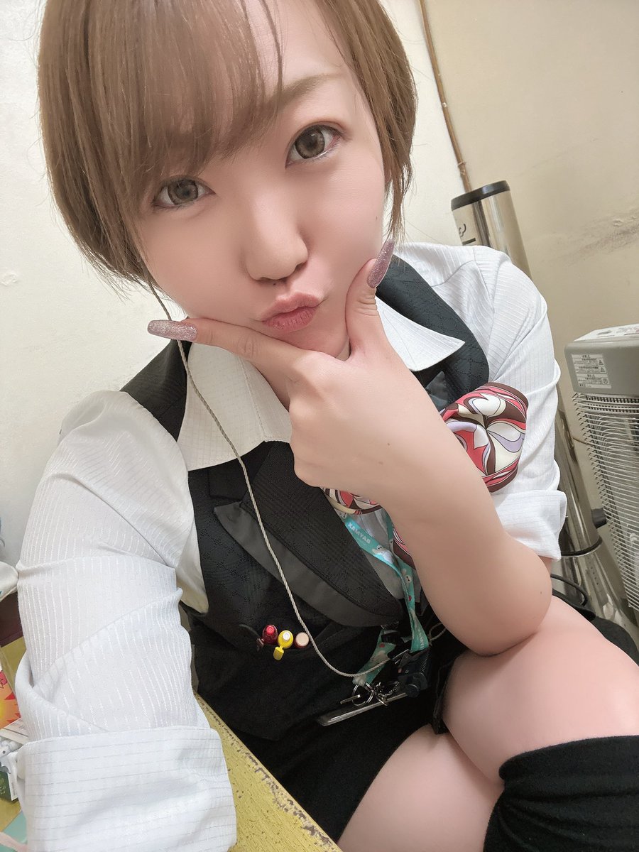 Daiichi_miomio's tweet photo. やほ💗

小顔効果絶大
じゃない？😤😤

顎がシュッ！とねw

#ダイイチ岩塚店
#パチンコ
#新台
#中森明菜
#先行導入中❤️ https://t.co/d5tVBffhgb