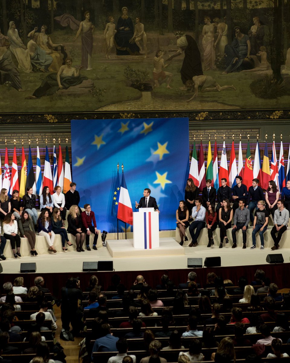 EmmanuelMacron's tweet photo. Je vous parle toujours d’Europe.

Neuf ans après, notre ambition pour une souveraineté européenne capable de nous rendre plus forts et maîtres de nos choix a gagné le continent.
    
Le 26 septembre 2017 à la Sorbonne, j’appelais à construire une Europe plus souveraine, plus unie, plus démocratique.

Depuis, nous avons fait avancer l’Europe.

Nous avons investi ensemble face aux crises, pour protéger, investir et agir. Face au Covid, face à l’agression militaire russe en Ukraine avec un soutien inédit et la Coalition des volontaires, et face à la concurrence de la Chine ou des États-Unis.

Nous avons renforcé notre défense européenne. Notre indépendance énergétique. Relancé notre industrie et les emplois. Accéléré sur le spatial. Protégé nos technologies et nos intérêts. Et nous portons une ambition européenne pour l’intelligence artificielle et les technologies de demain.

Oui, en neuf ans, la souveraineté européenne que certains pensaient impossible ou illusoire est devenue une réalité concrète et une ambition partagée.

Elle est devenue notre plus grande force. Elle est aujourd’hui plus que jamais nécessaire. Notre seul salut.

Il nous faut en effet aller toujours plus loin et plus vite. Être à la hauteur des bouleversements technologiques, économiques et géopolitiques. Faire de l’Europe une puissance qui choisit pour elle-même, innove, protège et maîtrise son destin.

Le chemin parcouru est immense. Celui qui reste à accomplir l’est tout autant.

Nous pouvons être fiers et nous ne lâcherons rien.