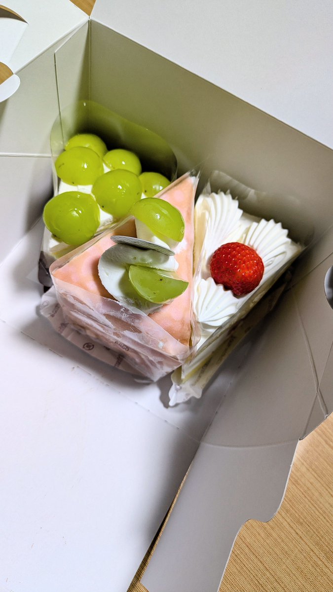 Moririn55S's tweet photo. セルフで夢を現実化 😂  ̖́-
お誕生日ケーキ買ってきた- ̗̀ 🎂  ̖́-
🍑のミルクレープと上に乗ってたシャインマスカット美味しかった♥️ https://t.co/aWxOx6TKdM