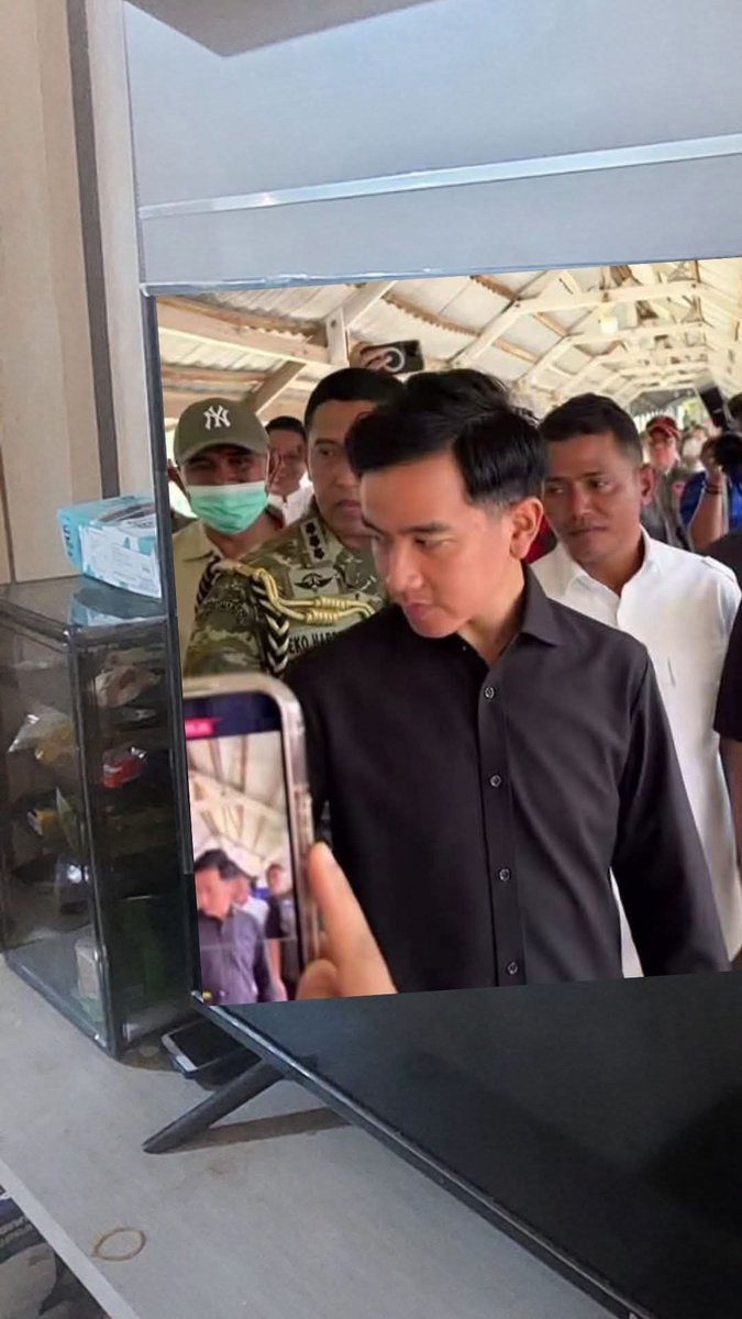 awikuchuz's tweet photo. Ketika para pecundang bergotong royong memainkan orkestra pemakzulan mas Wapres, yg kita saksikan sungguh diluar nurul
Wapres Gibran cuek bebek Wapres Gibran justru asyik dg mengunjungi rakyat yg tertimpa musibah.

Aneh.
Dari expresinya, yg kulihat hanya pengabdian.

LUAR BIASA. https://t.co/iF4tvArc20