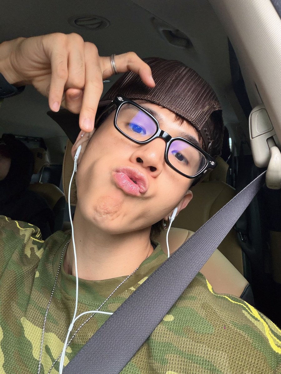 4SominAndBM's tweet photo. [🫧] 260926 08:08 KST 
♣️:

"I'm going to board the plane hehe"
"Goober type beat" https://t.co/Cp9tV45kuw