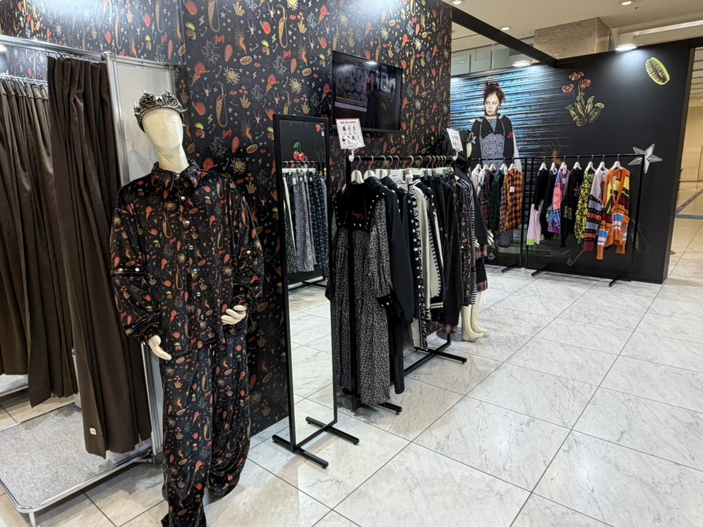 roy_official20's tweet photo. POP UP STORE 
松坂屋名古屋店
DAY4👑
┈┈┈┈┈┈┈┈┈┈┈┈┈┈

9/27(SUN) 10:00-18:00
※15:00迄は入店整理券が必要です

松坂屋名古屋店　
南館8階マツザカヤホール前 特設会場

本日最終日です！
よろしくお願いします🐈‍⬛
#LiSA #ROY https://t.co/JfugbNCxBe
