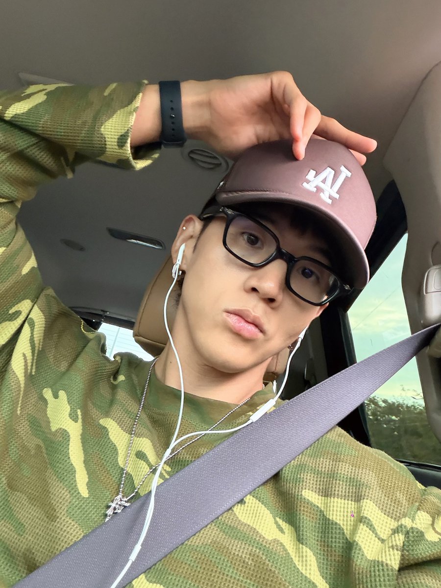 4SominAndBM's tweet photo. [🫧] 260926 08:08 KST 
♣️:

"I'm going to board the plane hehe"
"Goober type beat" https://t.co/Cp9tV45kuw