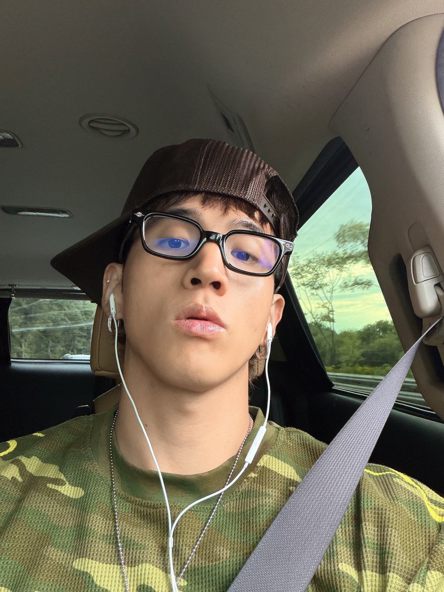 4SominAndBM's tweet photo. [🫧] 260926 08:08 KST 
♣️:

"I'm going to board the plane hehe"
"Goober type beat" https://t.co/Cp9tV45kuw