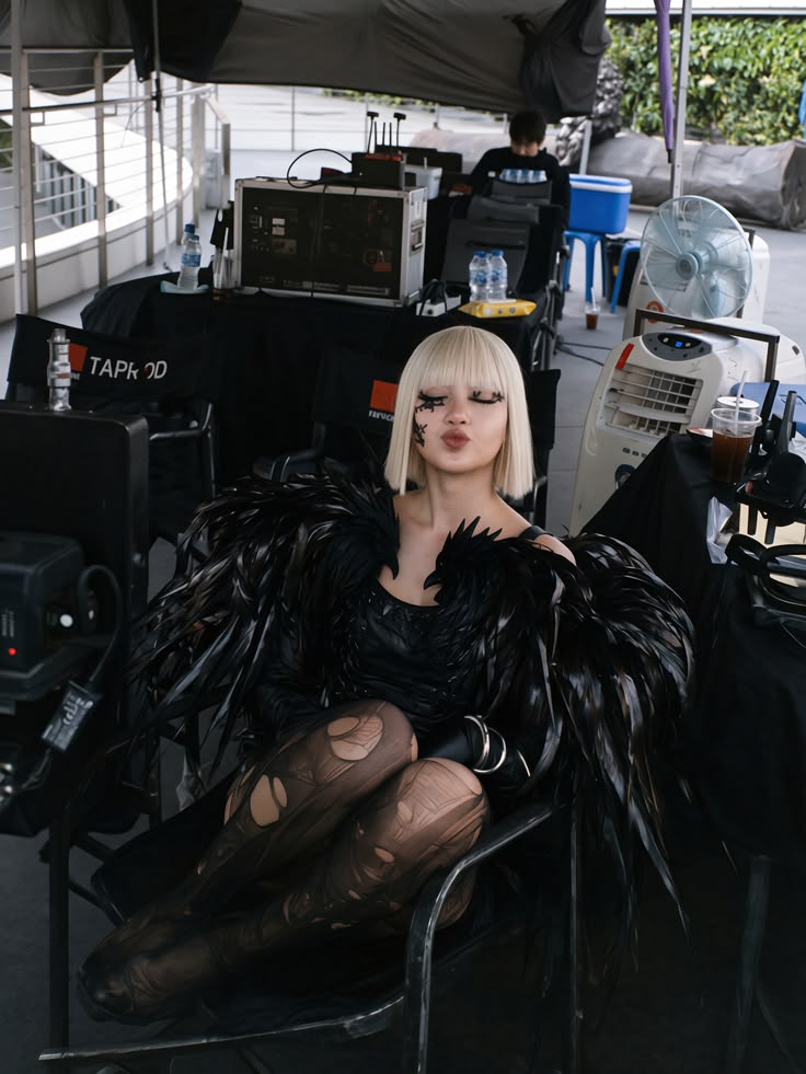 PortalLalisa's tweet photo. Khop khun ka, LILIES. 🇹🇭💛

Obrigada a cada pessoa que votou na LISA no VMAs. Obrigada por cada minuto dedicado às votações, por cada divulgação, cada post compartilhado, cada mensagem enviada e por cada esforço, mesmo aqueles que ninguém viu. 🥹

Talvez um voto pareça pequeno quando olhamos individualmente, mas juntos vocês transformaram milhões de pequenos gestos em uma demonstração imensa de amor pela LISA.

E, independentemente do resultado, queremos que ela saiba de uma coisa: nós estivemos aqui. Nós fizemos o nosso melhor. E continuaremos aqui.

Porque nosso amor pela LISA nunca esteve condicionado a um troféu. Não estamos ao lado dela apenas quando é hora de comemorar uma vitória. Estamos aqui para acompanhar sua caminhada, celebrar suas conquistas, apoiá-la nos desafios e testemunhar cada novo sonho que ela decidir realizar.

A vitória pode ser anunciada em uma noite. A nossa lealdade permanece todos os dias.

A todos os LILIES que estiveram conosco nessa jornada, Khop khun ka. Obrigada por segurarem a mão da LISA junto com a gente. 🥹💛

E à nossa LISA:
onde quer que sua jornada te leve, seus LILIES estarão aqui. E o Portal Lisa também. Sempre.

We will always choose you, LISA. Always. 🫶🏻💛