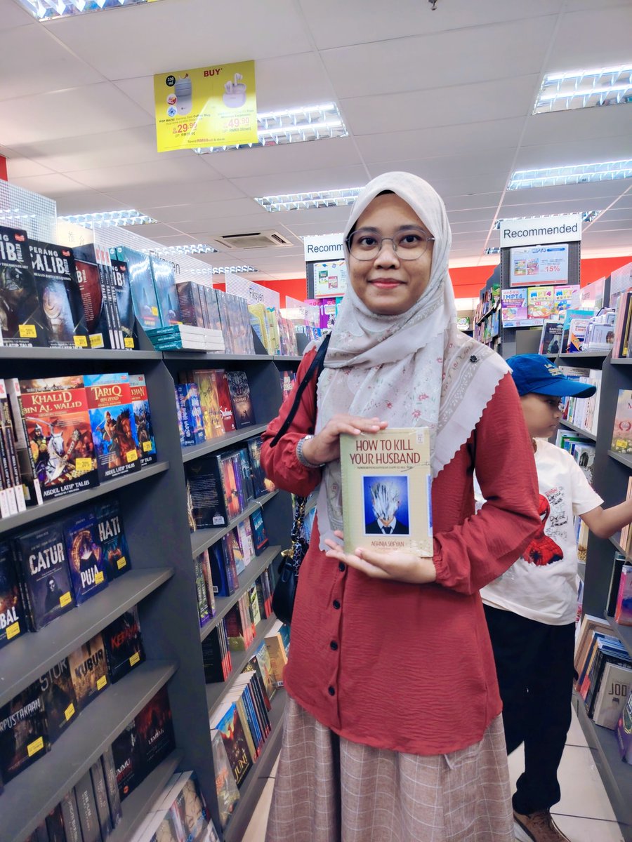 moerniverse's tweet photo. 🧒🏻 : Ummi nak beli ke buku ni?
🧕🏼 : Tak nak lah. Saya takda husband.
🧒🏻 : Ohh. Kena ada husband dulu ke baru boleh beli?

GAHAHAHA 🤡 https://t.co/cINJPyFwCc