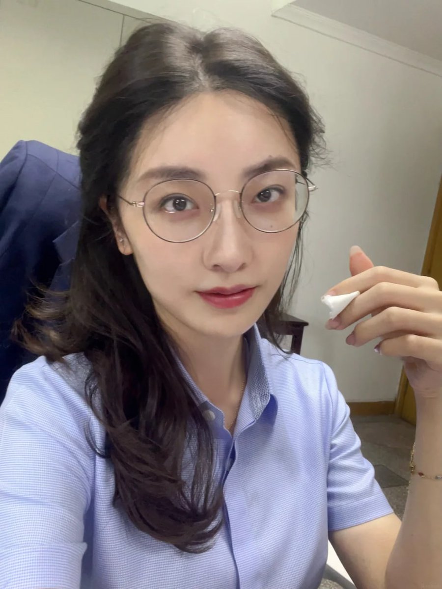 DLLm8i's tweet photo. 30➕银行职员一枚。第一次鼓起勇气 在 X 发正面自拍...希望能收获善意与欣赏？ https://t.co/GVgGNBsb3c