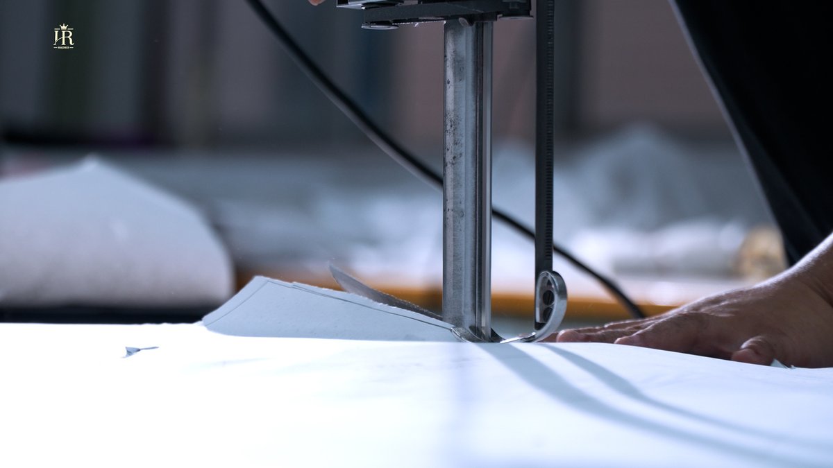 haorui_fashion's tweet photo. Craftsmen cut patterns and sew sequined fabrics with accuracy to build glamorous custom stage costumes ✨ #StageCostume #CustomPerformanceWear #HandmadeGlam https://t.co/idlazukYx8