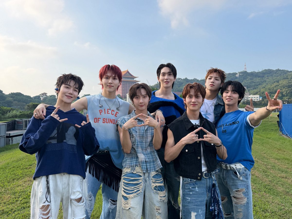 CUBE_PTG's tweet photo. [📸] 260926 @ KRAZY Music Festival Taipei

이거지 이게 펜타곤 무대지 🎶
UNIVERSE+PENTAGON+SUNSET=💯
KRAZY Music Festival Taipei Thank You! 

#펜타곤 #PENTAGON
#PENTAGON_10th_Anniversary https://t.co/RnrPYOM3ye