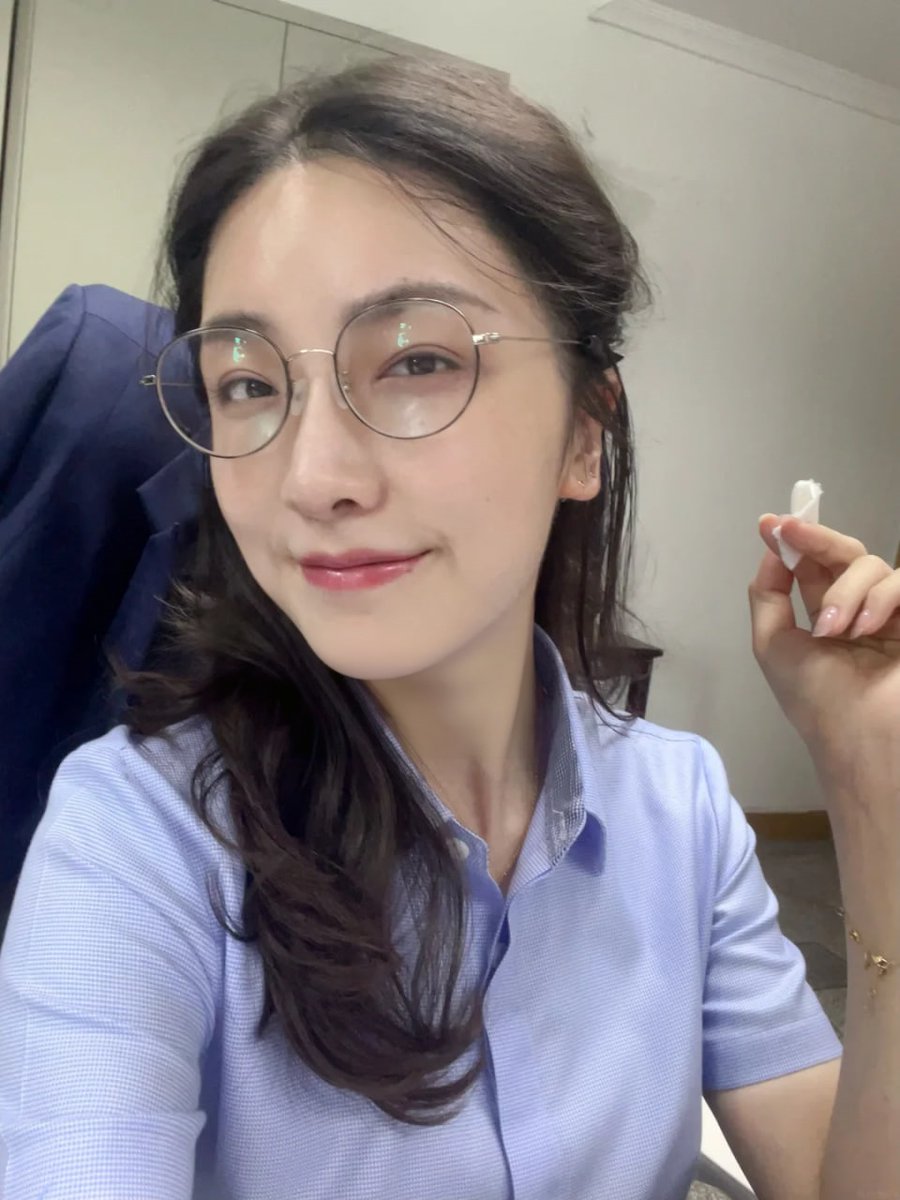 DLLm8i's tweet photo. 30➕银行职员一枚。第一次鼓起勇气 在 X 发正面自拍...希望能收获善意与欣赏？ https://t.co/GVgGNBsb3c
