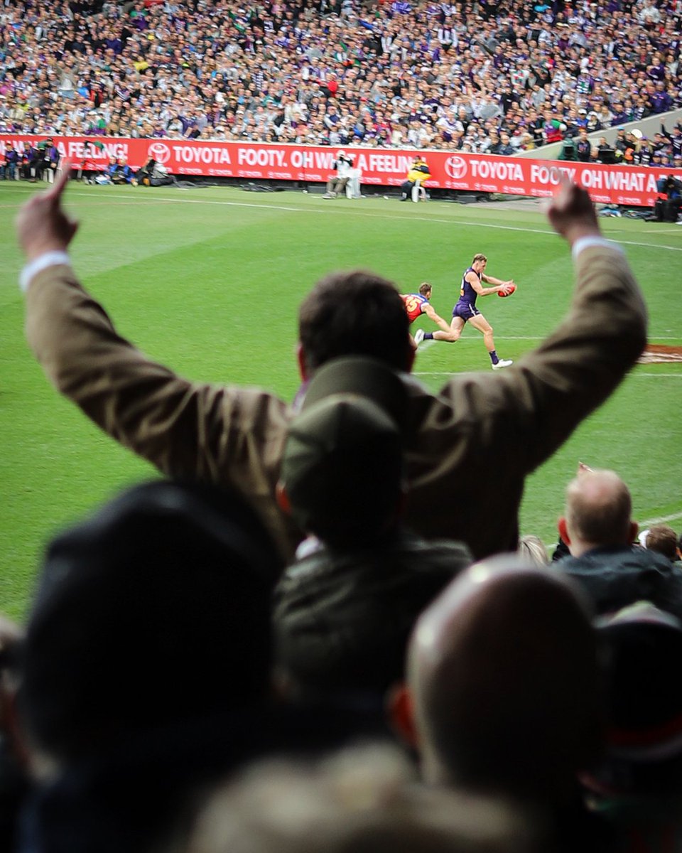 LukeMason38's tweet photo. What nearly was.

Treacy. Lester. 100,023.

#AFLGF https://t.co/3ShxHYXahe