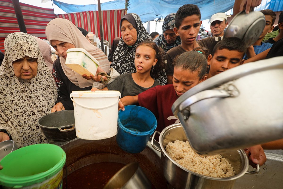 yenisafak's tweet photo. İsrail'in Gazze'ye yönelik saldırıları ve ablukası nedeniyle gıda krizi derinleşiyor. 

Nuseyrat Mülteci Kampı'nda dağıtılan sıcak yemek için çocuklar kuyruğa girdi. https://t.co/X9dGU6N7iI