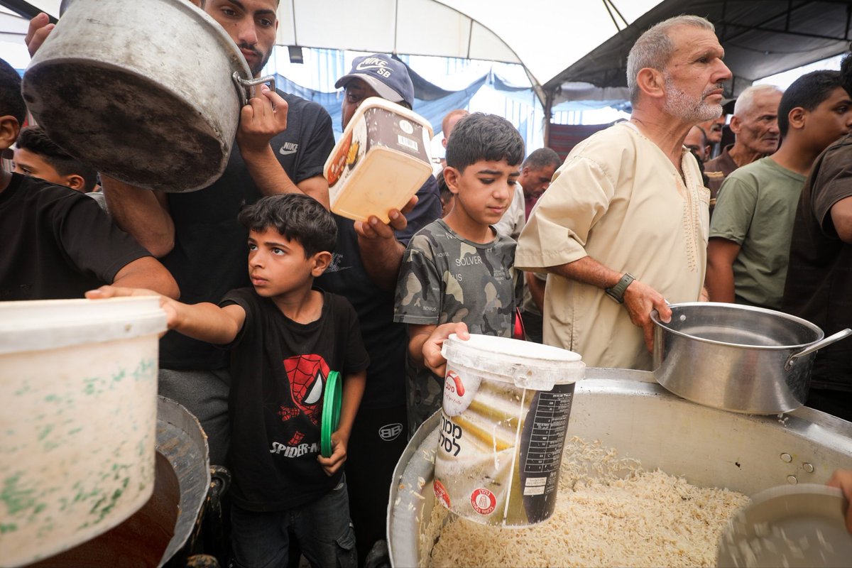yenisafak's tweet photo. İsrail'in Gazze'ye yönelik saldırıları ve ablukası nedeniyle gıda krizi derinleşiyor. 

Nuseyrat Mülteci Kampı'nda dağıtılan sıcak yemek için çocuklar kuyruğa girdi. https://t.co/X9dGU6N7iI