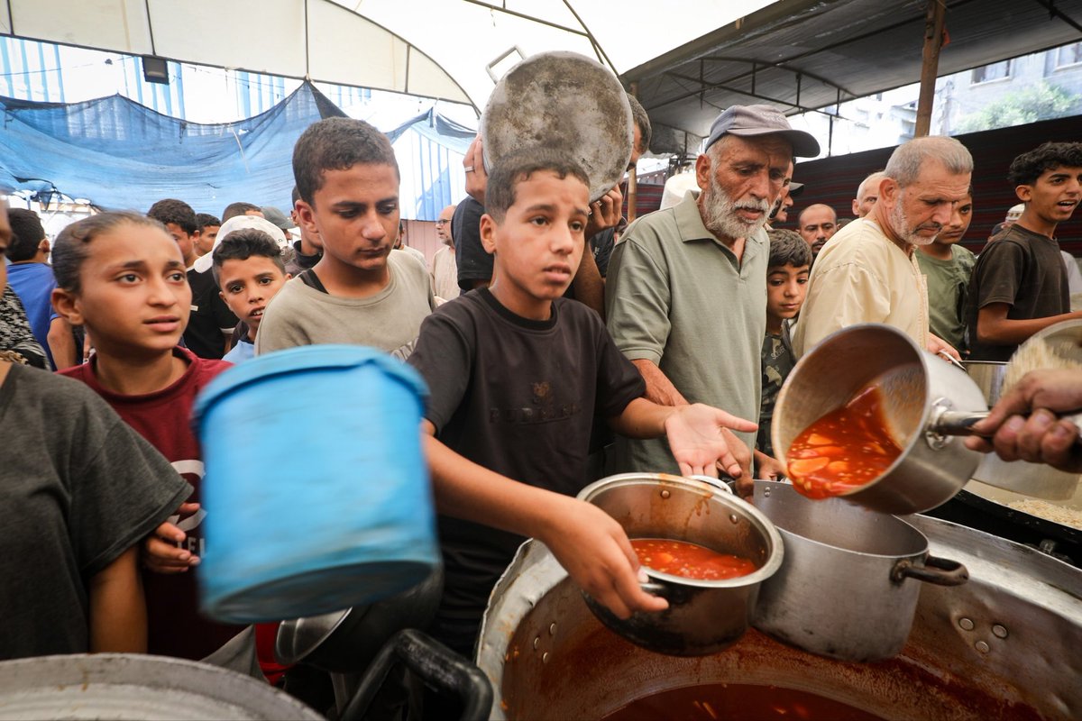yenisafak's tweet photo. İsrail'in Gazze'ye yönelik saldırıları ve ablukası nedeniyle gıda krizi derinleşiyor. 

Nuseyrat Mülteci Kampı'nda dağıtılan sıcak yemek için çocuklar kuyruğa girdi. https://t.co/X9dGU6N7iI