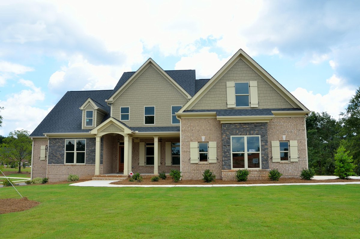 Johnlaygaq's tweet photo. How do we make housing affordable for everyone? Manufactured housing is the answer, cutting costs and build time massively.

It's not a fad, it's a real solution for millions.

WAGMI in real estate! LFG! https://t.co/tRGCkdsCPv