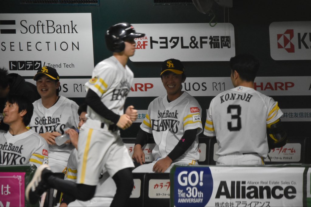 ik_numbersix's tweet photo. 庄子くんがプロ初ホームランを打った時の師匠めっちゃ笑顔🤭 https://t.co/QREU1LSNaM