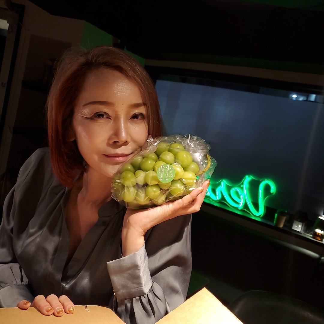 Verde_mi_chan's tweet photo. 秋のフレッシュなフルーツが
龍崎飛鳥天上女神女王様へ献上されました✨

美しいーーーーー！！！

ヴェルデにもお裾分け頂きましたぞ！
早い者勝ち！ https://t.co/xXFTOAUJ7w