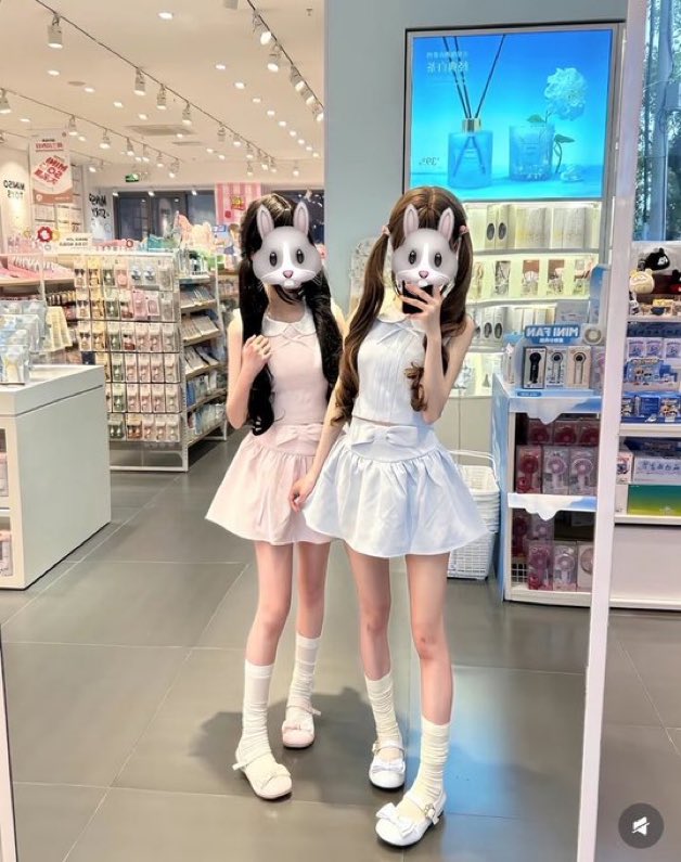 michele44ql0's tweet photo. 开始上供，有人在意吗！！

有人想锐评一下我和闺蜜的福嘛 🥹   

粉粉嫩嫩

不要🚪赶紧看，我要删了… https://t.co/TKr2mhtUIR