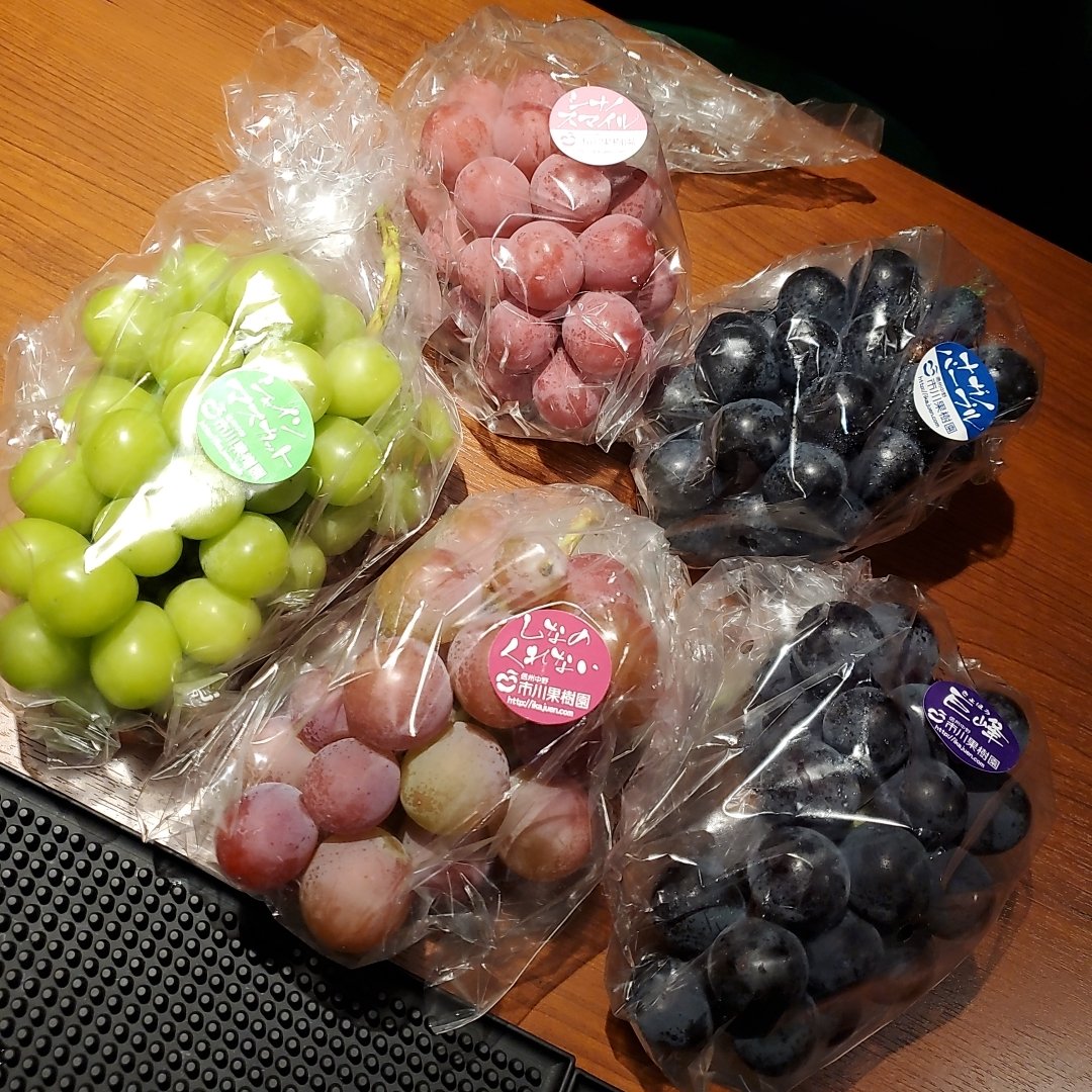Verde_mi_chan's tweet photo. 秋のフレッシュなフルーツが
龍崎飛鳥天上女神女王様へ献上されました✨

美しいーーーーー！！！

ヴェルデにもお裾分け頂きましたぞ！
早い者勝ち！ https://t.co/xXFTOAUJ7w