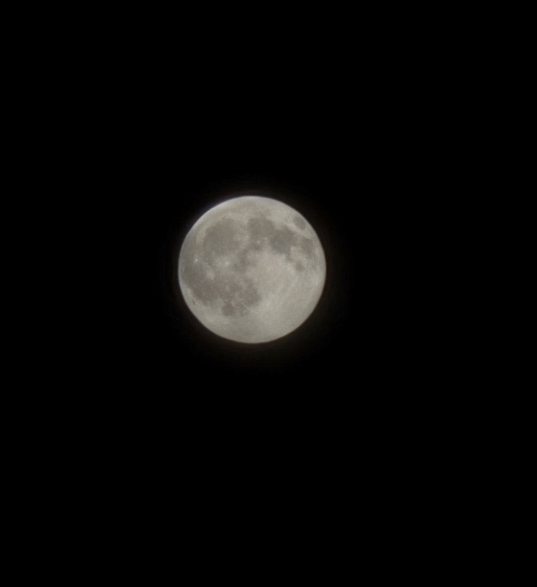 ysun1021's tweet photo. 보름달이 떳어요~🌑
우리모두 소원을 빌어봅시다~💜 https://t.co/gkfKanFQaS