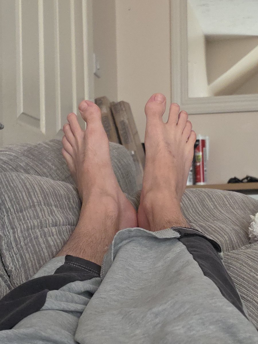 xRyanStone's tweet photo. Bored on the couch. Go spoil me 

#gay #gayfeet #mlm https://t.co/f4RoMlb2IA