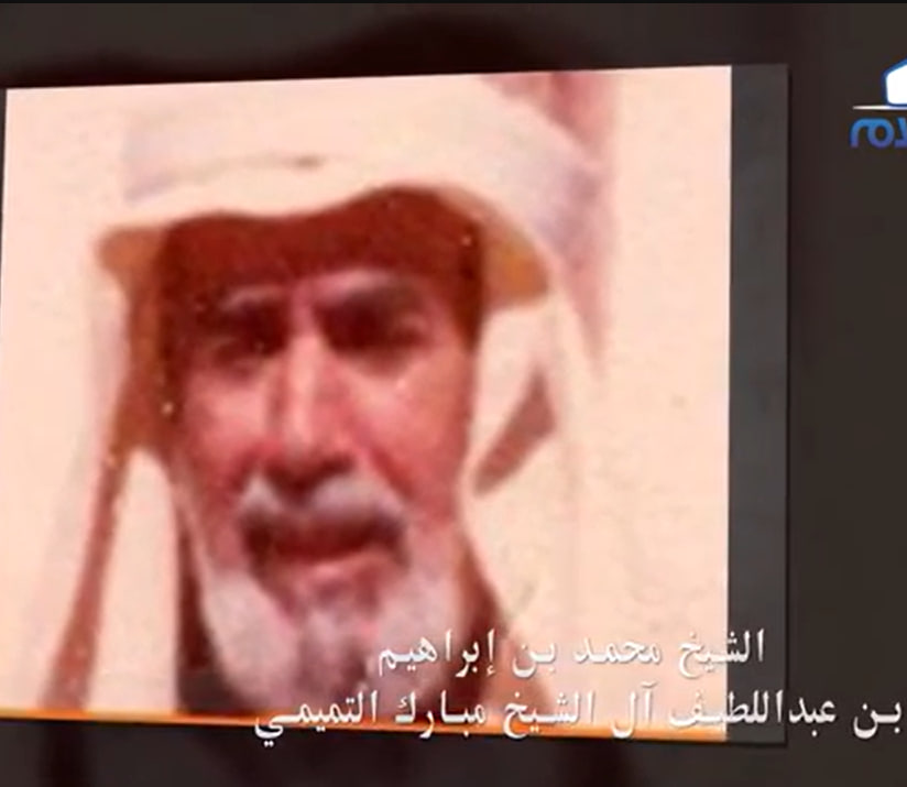 mustamli_'s tweet photo. ( اكتب بأنه طبع على نفقة أحد المحسنين )

جاء في مقال لمحمد بن عبد الرحمن آل إسماعيل بعنوان " قراءة في كتاب التعليق الحاوي لبعض البحوث على شرح الصاوي " في سياق سرده لمؤلفات شيخ مالكية الأحساء الشيخ محمد بن إبراهيم آل مبارك :

"الكتاب الثاني (( توجيهات دينية ومناصحات فيما يجب لله على الراعي والرعية)) 

وتقع في 73 صفحة من القطع دون المتوسط 

وقد طبعت الطبعة الأولى على نفقة معالي الشيخ محمد سرور الصبان رحمه الله 

أمَّا الطبعة الثانية فقد أمرني بطباعتها والإشراف عليها من تكفّل بها 

وهو سماحة شيخنا الشيخ عبدالعزيز بن عبدالله بن باز رحمه الله 

بل وجه إليَّ خطاباً وطلب مني إخفاء اسمه وقال اكتب بأنه طبع على نفقة أحد المحسنين.

والكتاب تضمن مواضيع في الإسلام والشهادتين والصلاة والزكاة والصيام والحج ومواضيع تتعلق بالراعي والرعية ورسائل إلى شباب الإسلام وفي الآخر نبذة عن الأحساء وأهل العلم والفقه فيها وقد طبعت منه عشرة آلاف نسخة. " اهـ