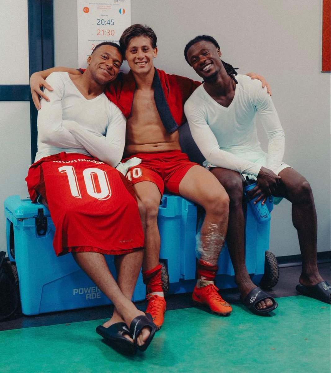 fuatsezer11's tweet photo. Fransa maçının ardından Arda Güler, Real Madrid’den takım arkadaşları Mbappe ve Camavinga ile bir araya geldi.❤️ https://t.co/urmsTcp3ey
